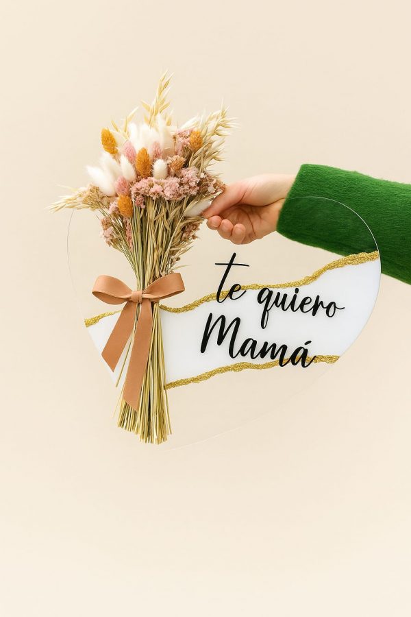 Corazón personalizado y con flores preservadas