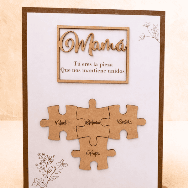Decoración familiar con piezas de rompecabezas y mensaje para mamá.