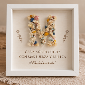 Marco con inicial de flores preservadas