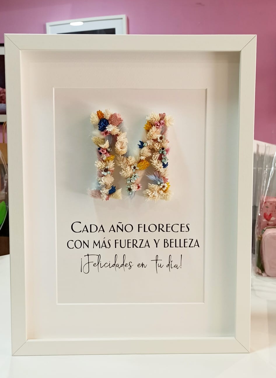 Marco con inicial de flores preservadas