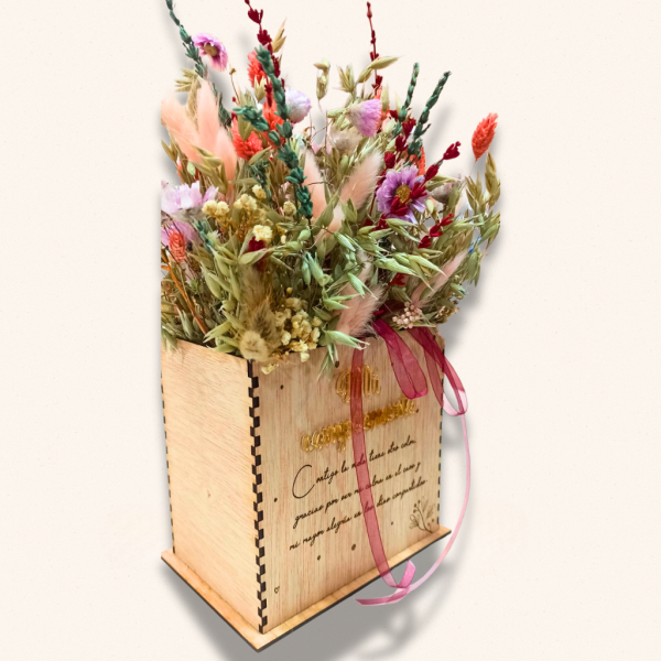 Caja de madera con flores preservadas