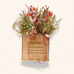 Caja de madera con flores preservadas