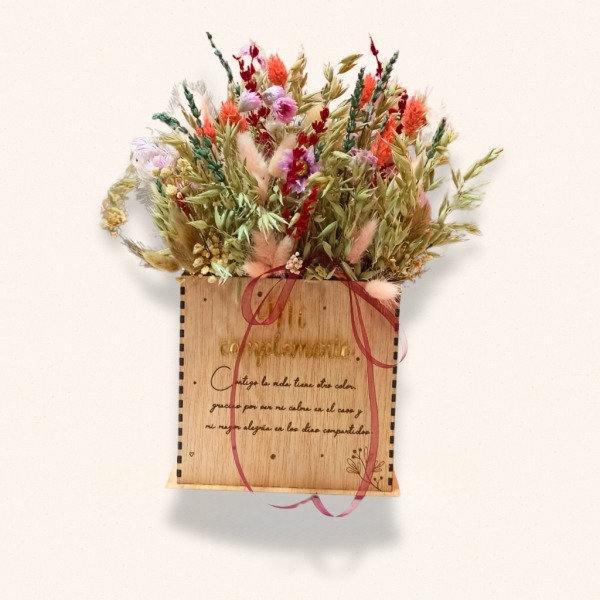 Caja de madera con flores preservadas